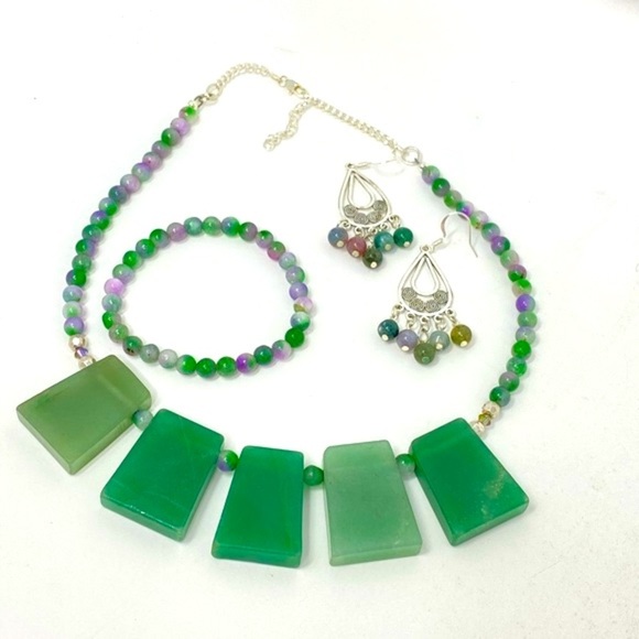 Handcrafted Green Adventurine and Jasper bib Necklace with Bracelet and Earrings - Picture 5 of 10